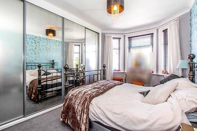 Large double room to let in Victorian House Main Photo