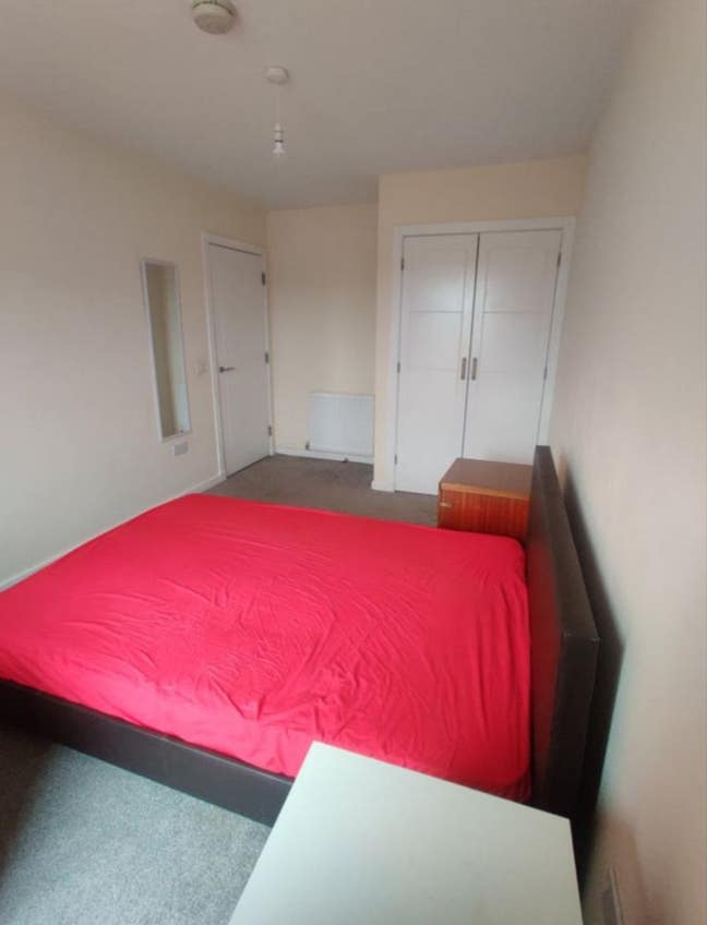 Double room in a spacious 4 BHK town house Main Photo