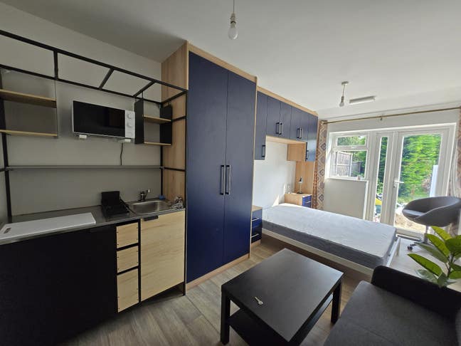 Studio flat close to station  Main Photo