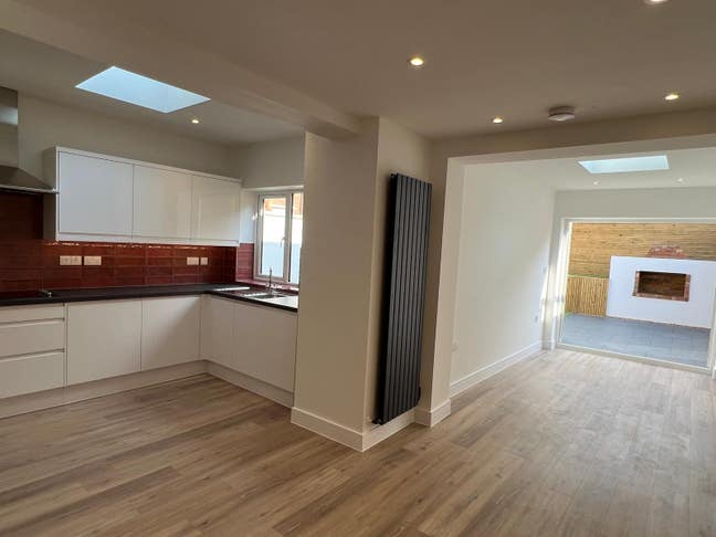 Stunning  Refurbished En-suite in NN2 Cl to Town  Main Photo