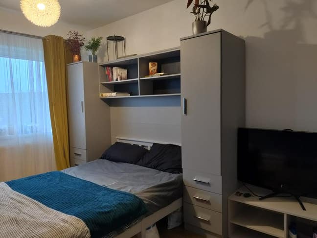 Double room available in a quiet house. Main Photo