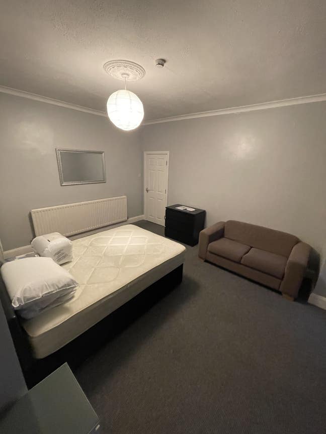 Large double bedroom  Main Photo