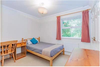 Double room close to train station to let Main Photo