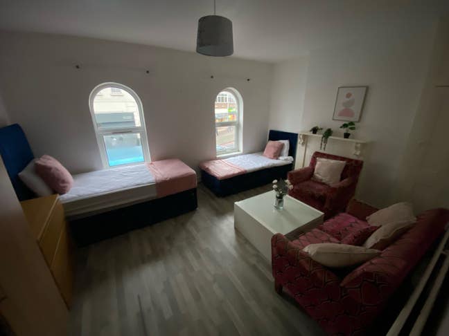 Basic single room 3 minutes from train station  Main Photo