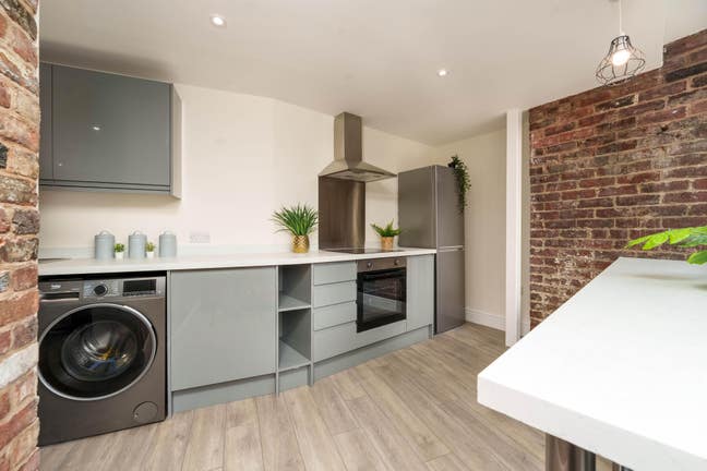 Room In Student Apt Main Photo