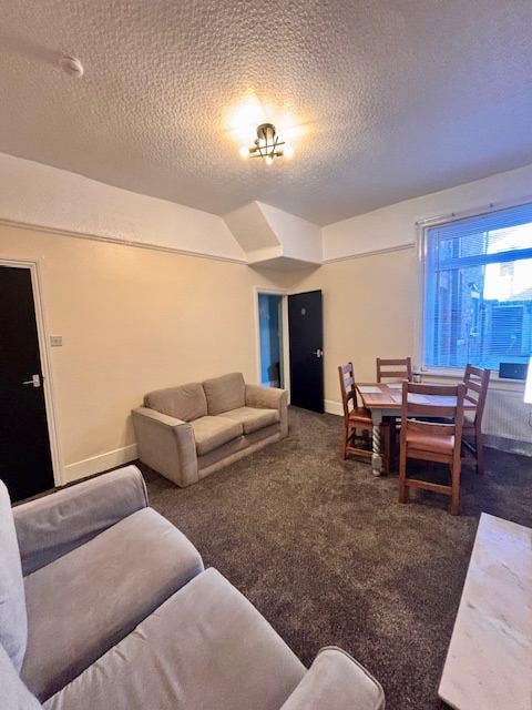 Newly refurbished central town house!! Main Photo