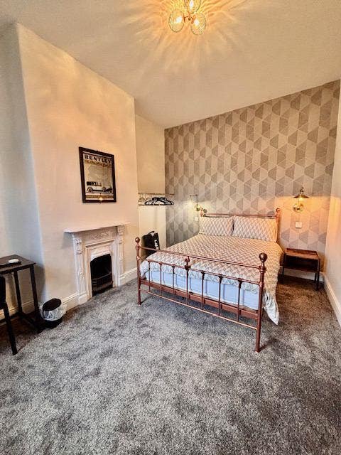 Newly refurbished central town house!! Main Photo