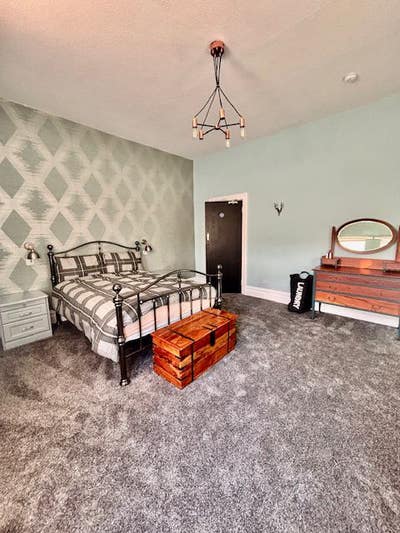 Newly refurbished central town house!! Main Photo