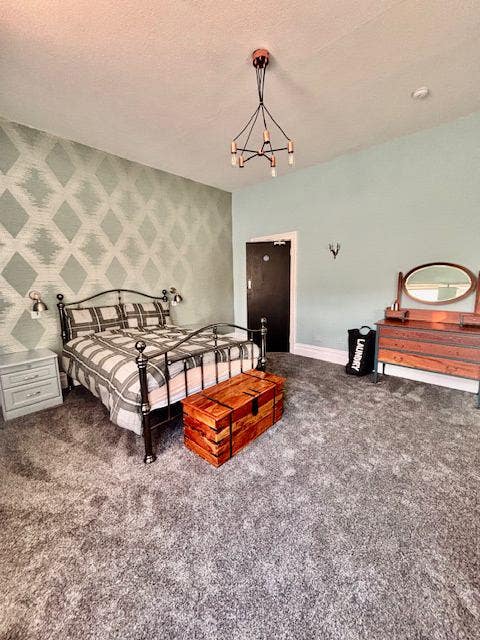 Newly refurbished central town house!! Main Photo