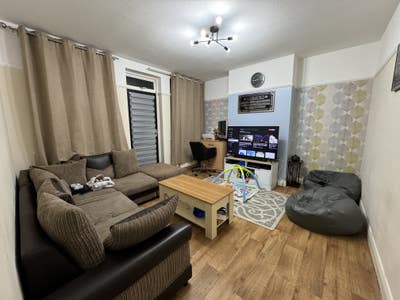 Spacious Double Room Available in Friendly Family  Main Photo