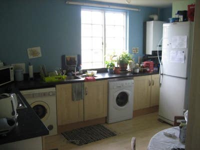 Friendly clean house next to Hertford East station Main Photo