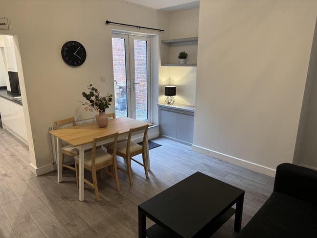 Double room in recently renovated house Main Photo