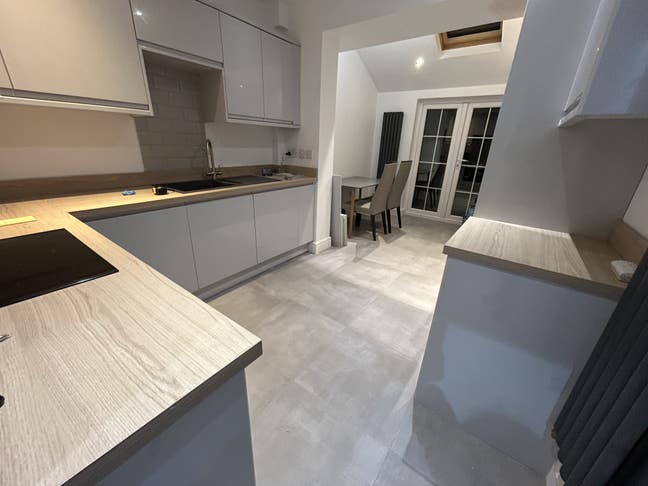 Large Ensuite room  - in great location Main Photo