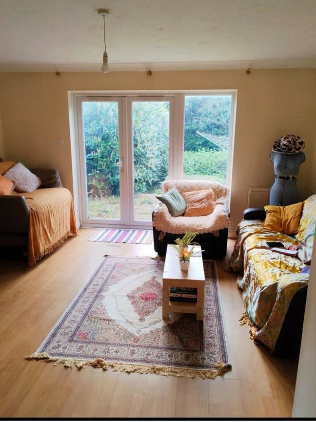 Super cheap room available in London  Main Photo