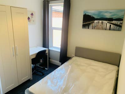 Burlington Rd  Double Ensuite Professionals Main Photo