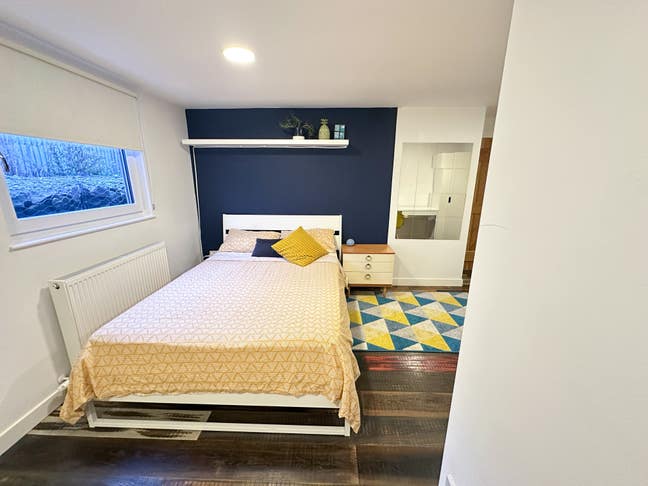 Houseboat Ensuite All bills included on with a Dog Main Photo