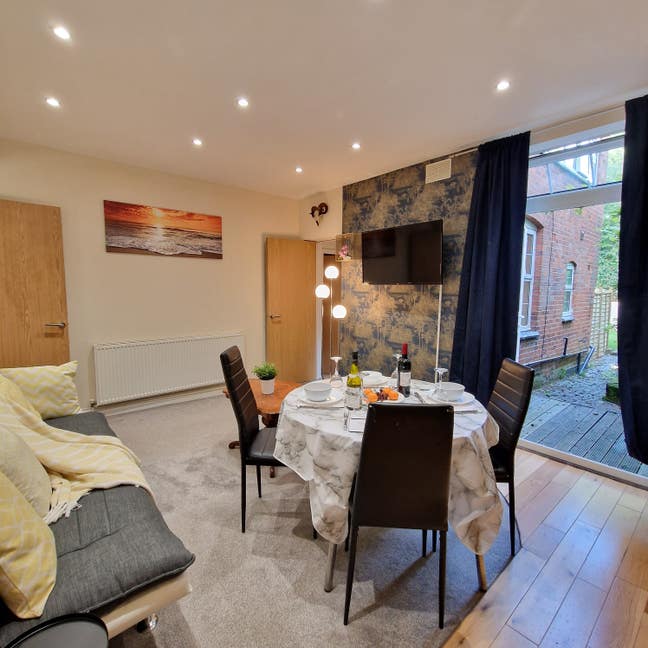 Stylish 2BR Apartment in Coventry w/Parking Main Photo