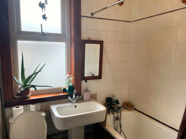 Nice warm room in cozy house  Main Photo