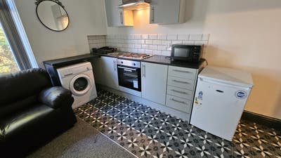 1 bed flat, near hospital, transport, all amenatie Main Photo