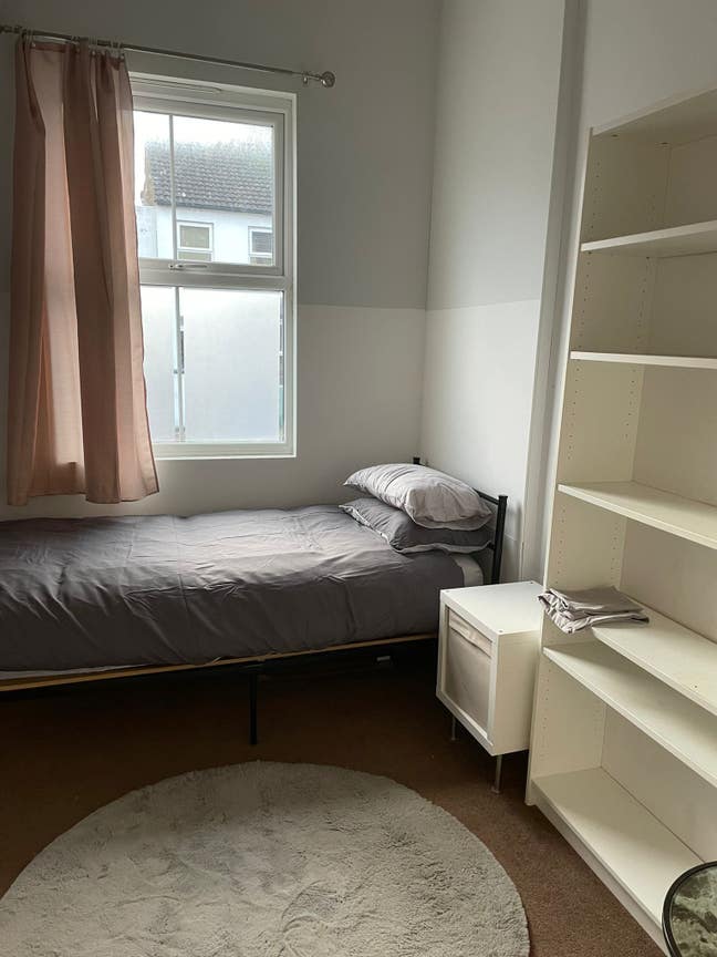 Room to let... best location close to junction Main Photo