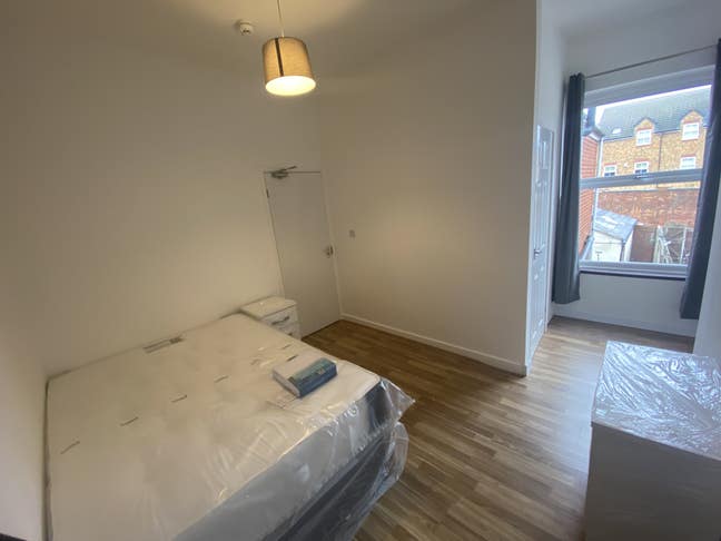 EN-SUITE double room to rent, excellent location  Main Photo