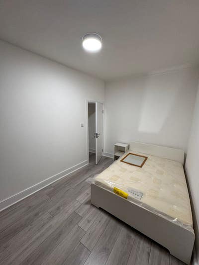 Medium Double in Recently Refurbished Flat Main Photo