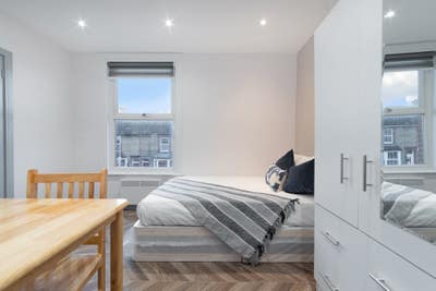✨ Spacious Furnished En-suite Rooms 🛏️🌳 Main Photo