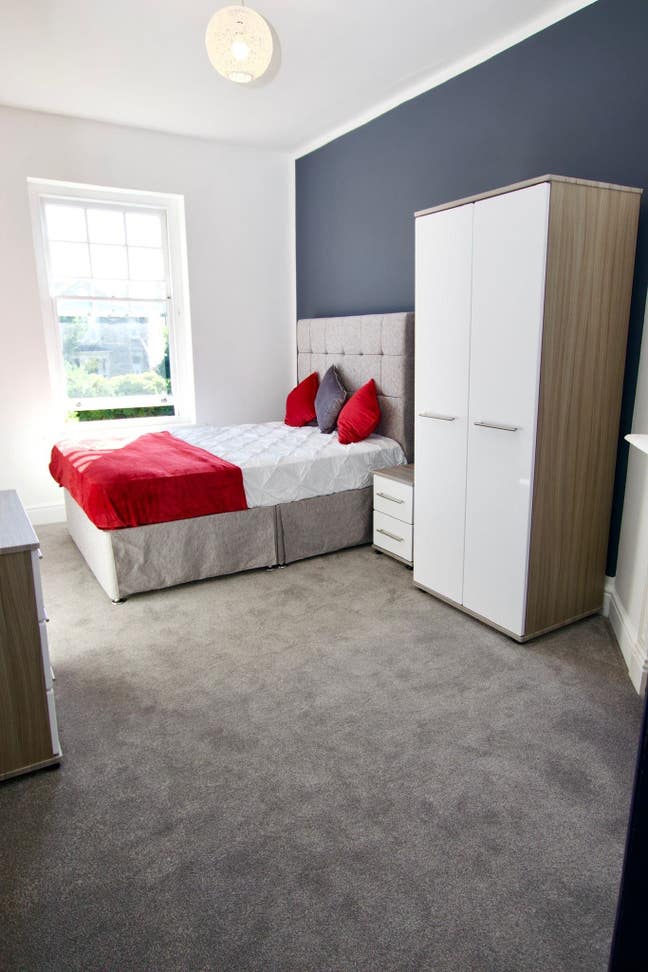 Double Room in recently refurbished house  Main Photo