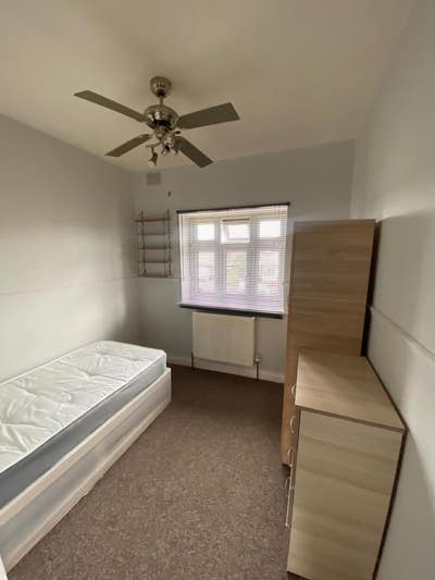Single room available in Redbridge  Main Photo