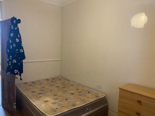 Clean spacious room. Main Photo