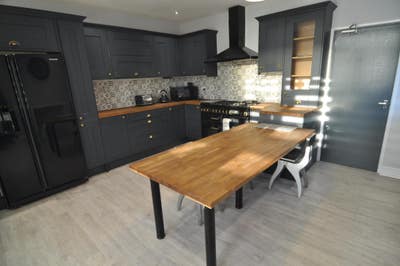 Large double en-suite room available Main Photo