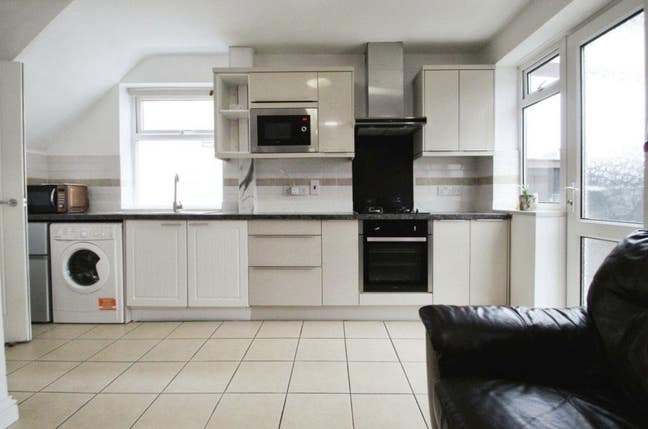 Semi-detached house for rent  Main Photo