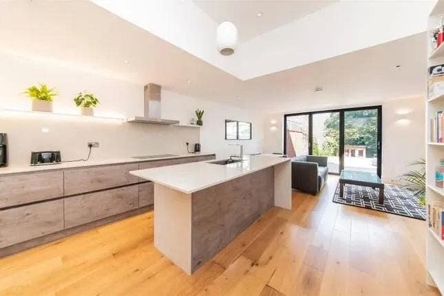Private Loft: Ensuite & Extra Room, Bills Inc Main Photo