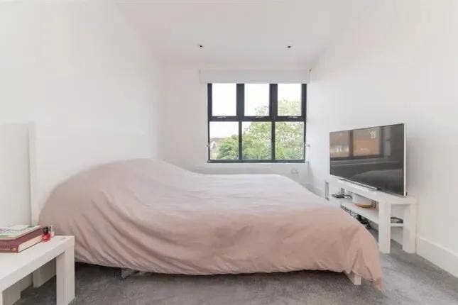 Spacious Loft: Ensuite & Extra Room, Bills Inc Main Photo