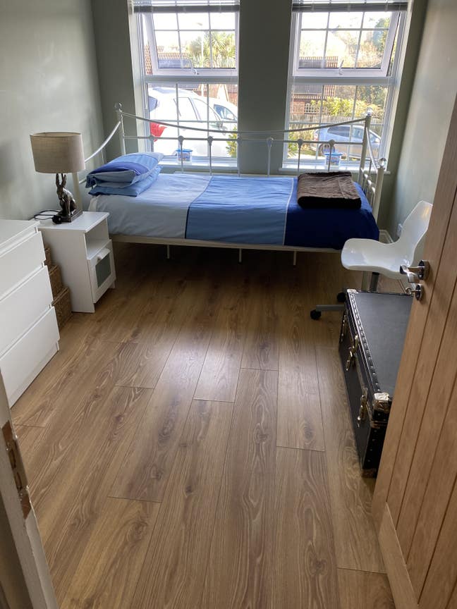 Clean bright room  Main Photo