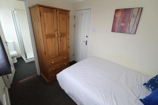 Small Double ENSUITE Bedroom in Fareham Main Photo