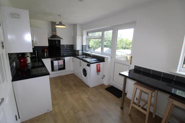 Small Double ENSUITE Bedroom in Fareham Main Photo