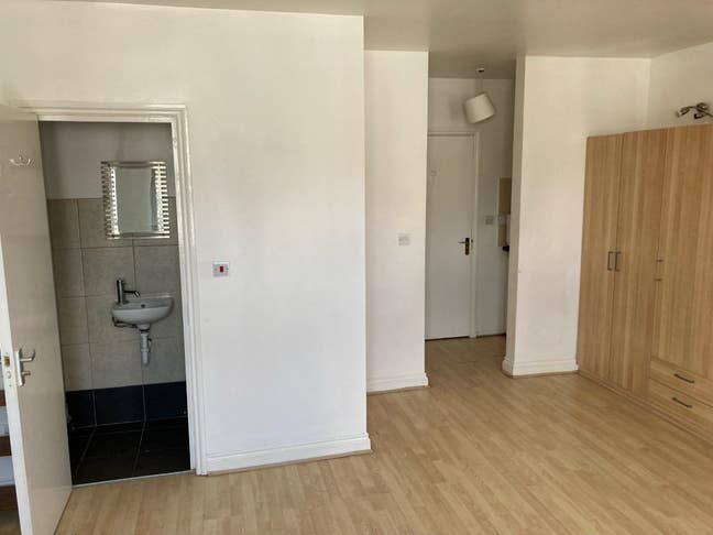Excellent Location Studio Flat!!!!! Main Photo