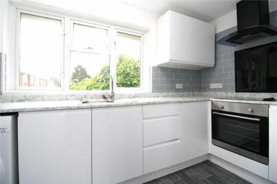 Large 1 bed flat couples welcome bills not include Main Photo
