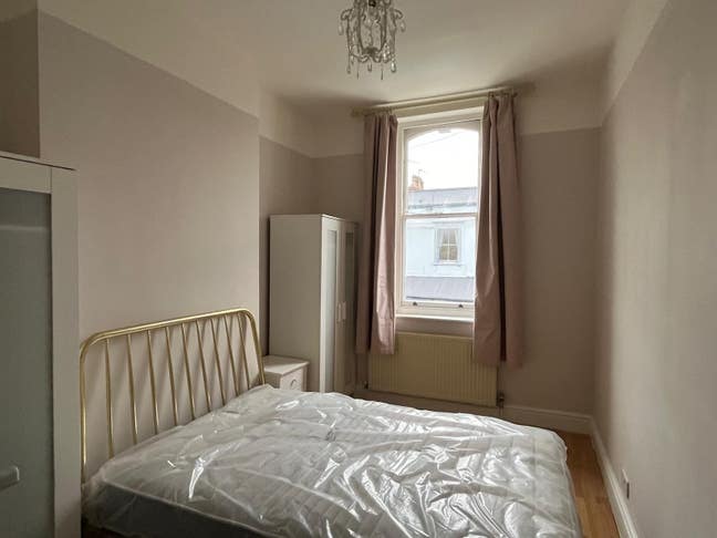 Room available in 2 bedroom flat in Redland  Main Photo