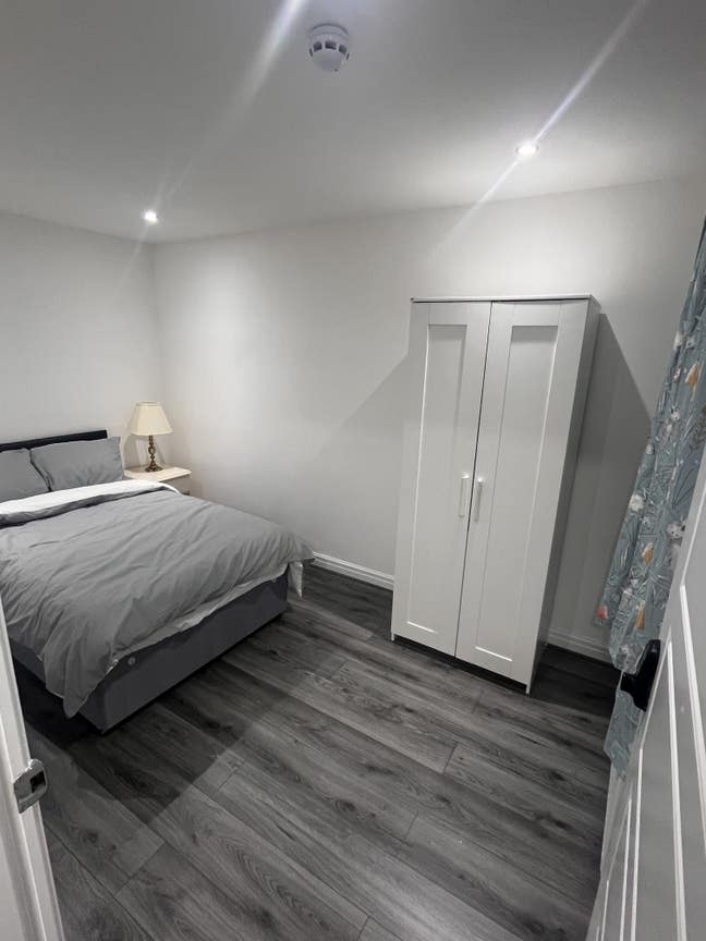 Clean professional house share Main Photo