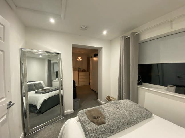 En-suite with dressing area in great location Main Photo