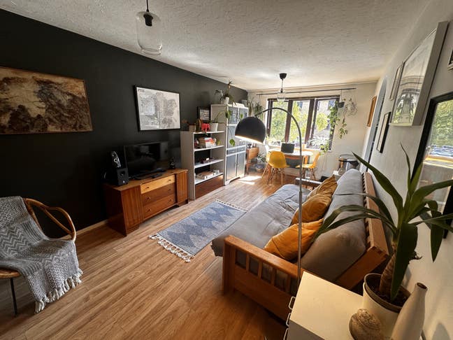 Cute double room in lush location by River Lea Main Photo