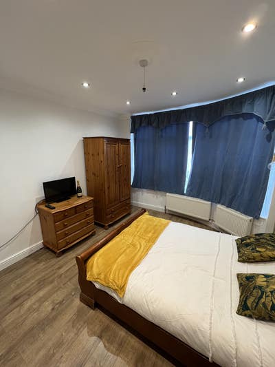 Downstairs Double Room Available Main Photo