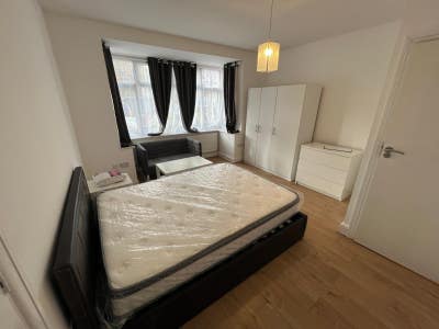 Large Double En-suite Hayes Town Main Photo