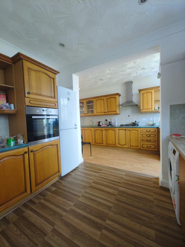 Double room to let to professional working prson Main Photo