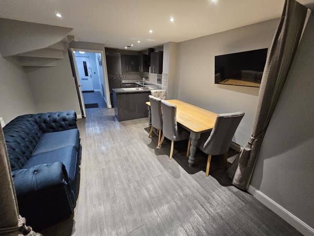 Large bedroom in Dartford Main Photo