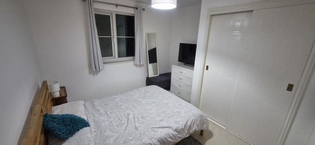 Spare room in a 2 bed flat available short term. Main Photo