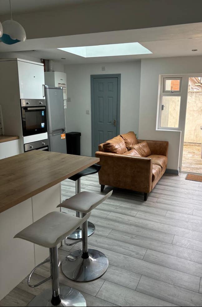 🔥 Location, Location - En-Suite Room – All Incl.  Main Photo