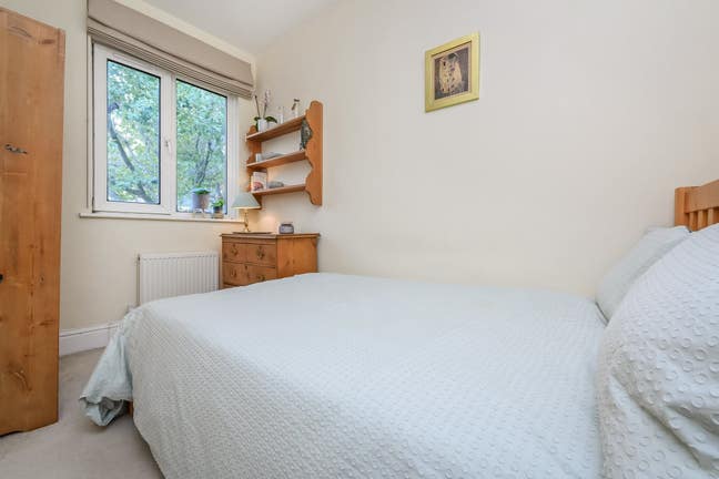 A beautiful double bedroom in SW17 Main Photo